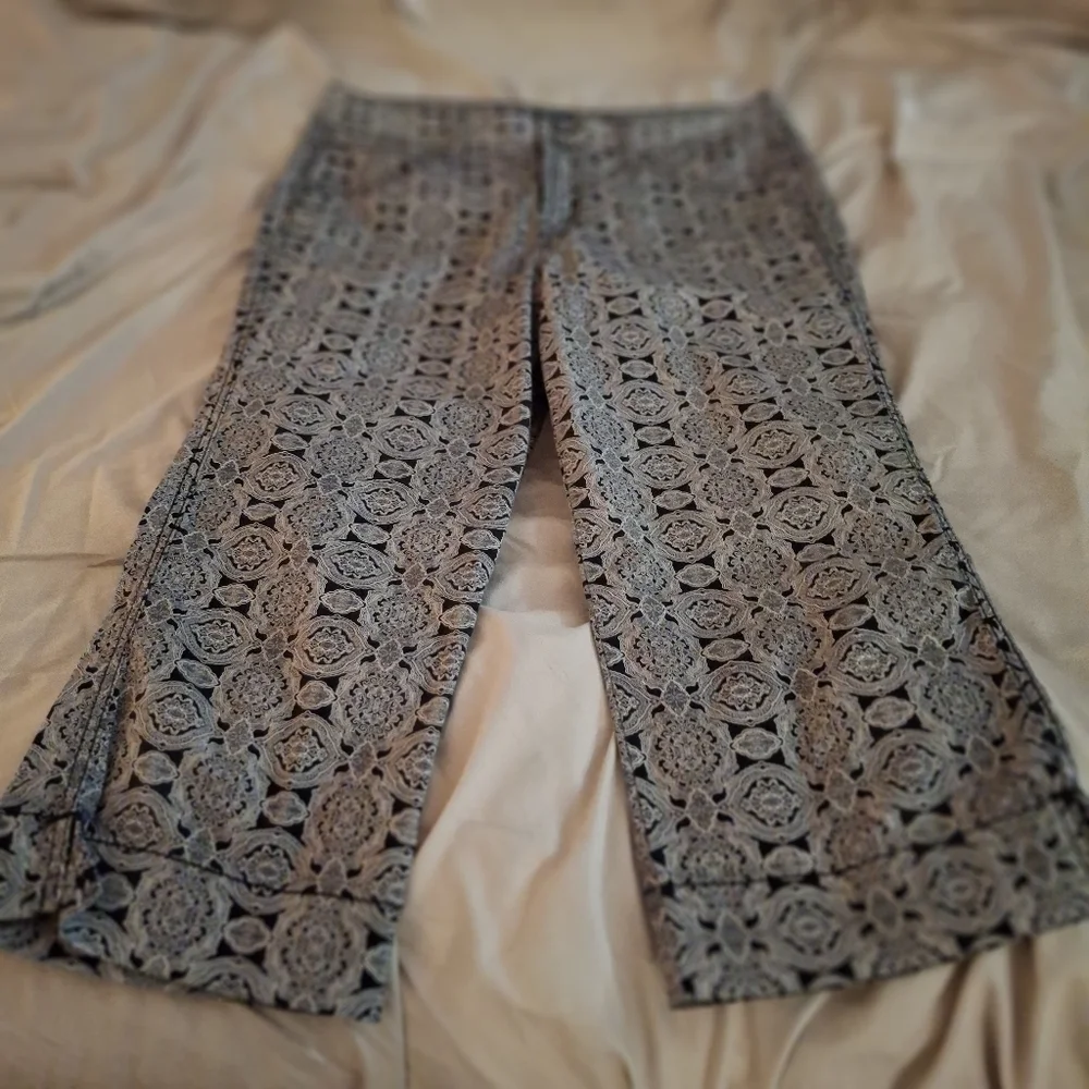 Bandolino Blu Women's Stylish Black And White Paisley Patterned Cropped Pants